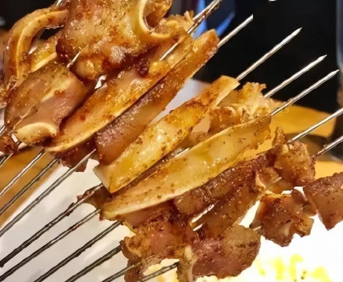 东北大哥来广西,看到烧烤摊上的菜,一脸懵,服了:比东北还豪横_烤制