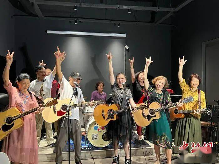 "摇滚奶奶"乐队用音乐讴歌青春_董云蓉_生活_吉他