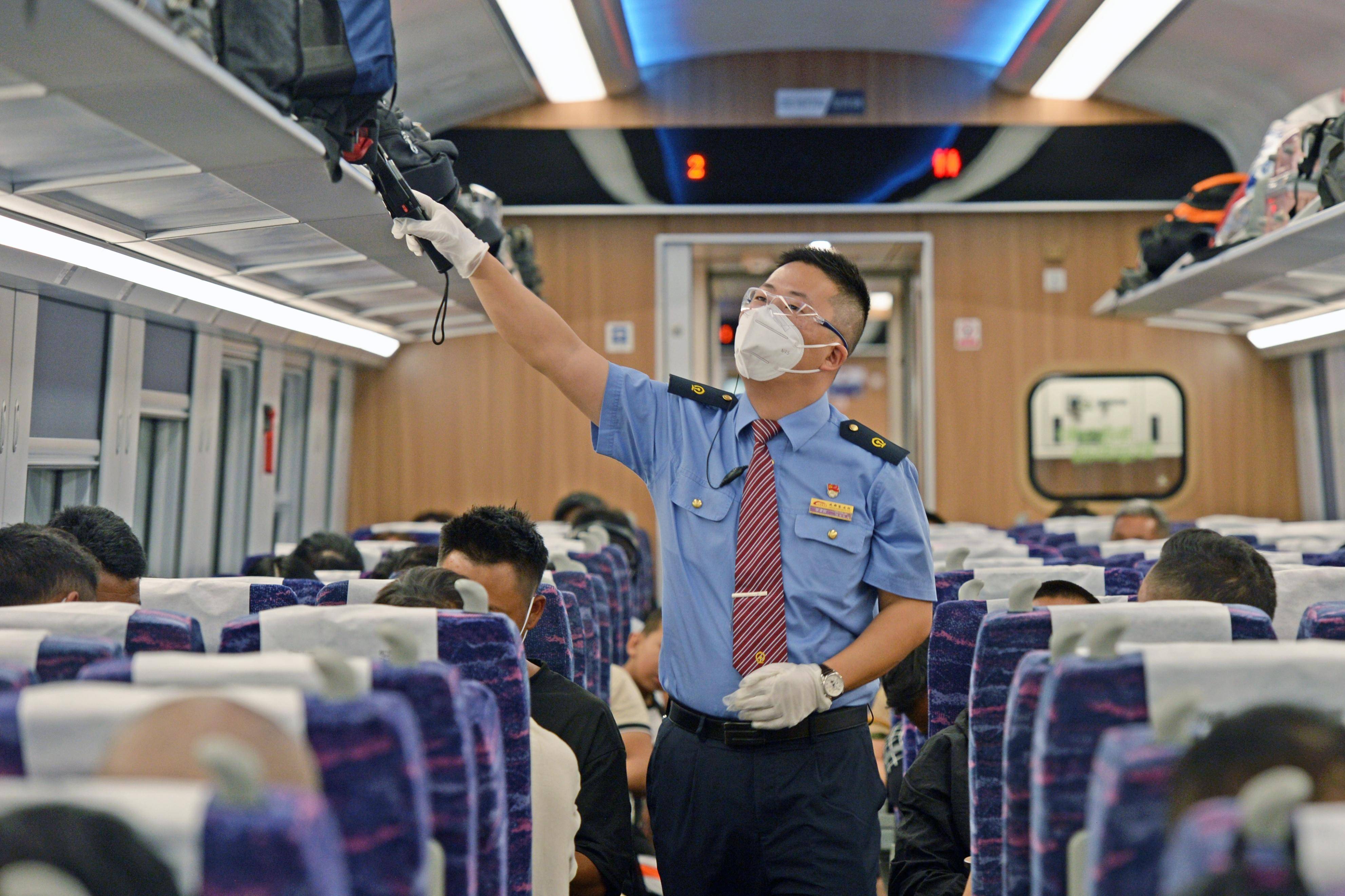 交广会客厅|退伍不褪色 三代成昆情_李卓然_铁路_工作