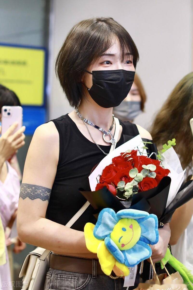 街拍:刘恋一头短发端庄秀丽,戴银色项链简约时髦_组合_专辑_miss