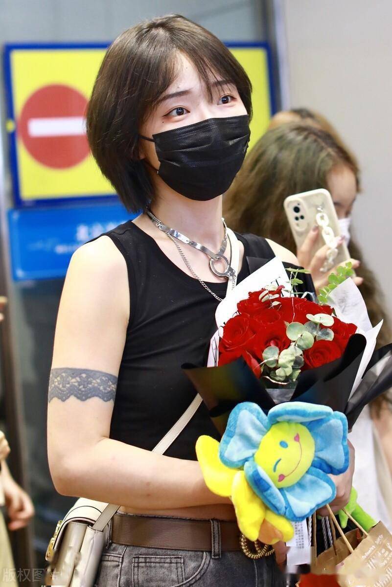 街拍:刘恋一头短发端庄秀丽,戴银色项链简约时髦_组合_专辑_miss