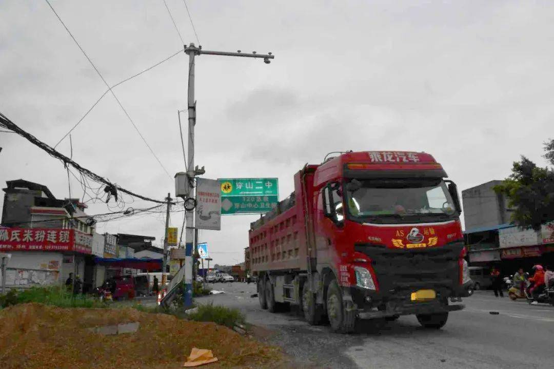 其右側超車時未與前車保持足以採取緊急制動措施的安全距離,並且超速