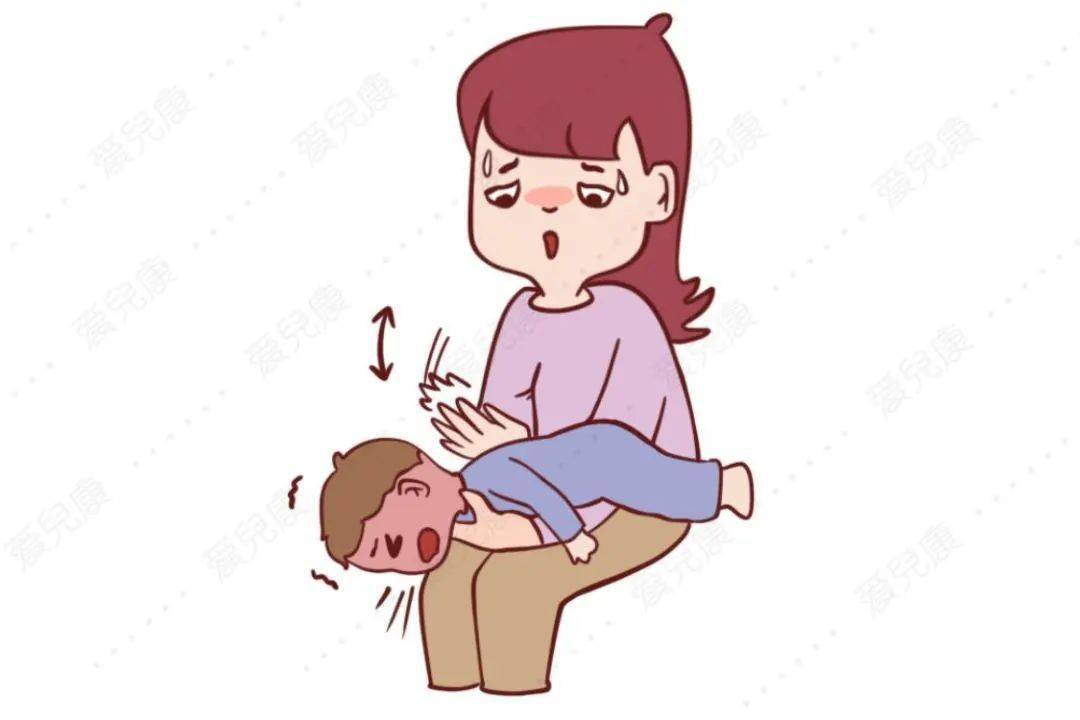 (图片来源:爱儿康原创)同时用空掌拍背部,可以帮助宝宝排痰.