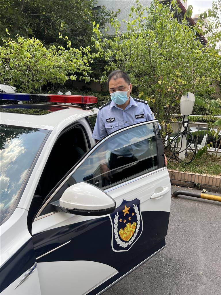 民警李孙征李孙征见状立即将汪先生接上警车,一路闪烁警灯,提醒周边