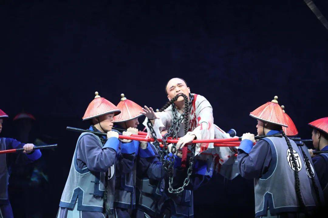 串趴虎,转身趴虎,入被窝等等动作,还运用了蹉步,串翻身,辫子功等