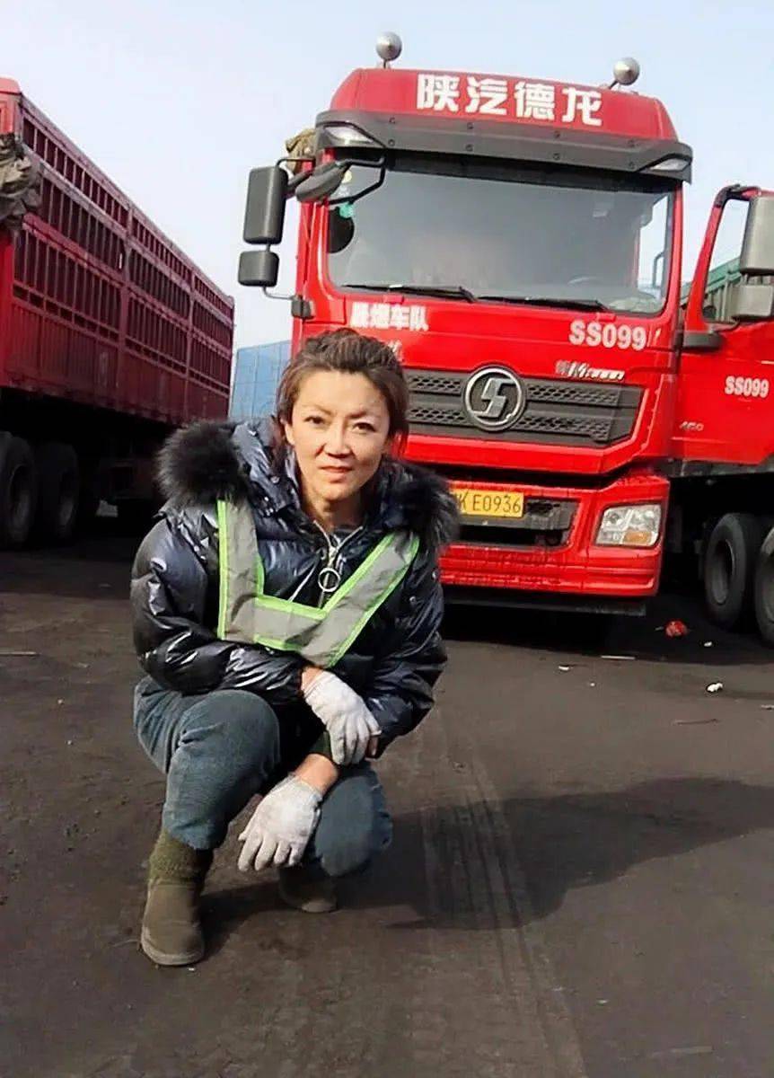 被央视点赞的"狠女人",开70吨重卡带儿子拉煤,替