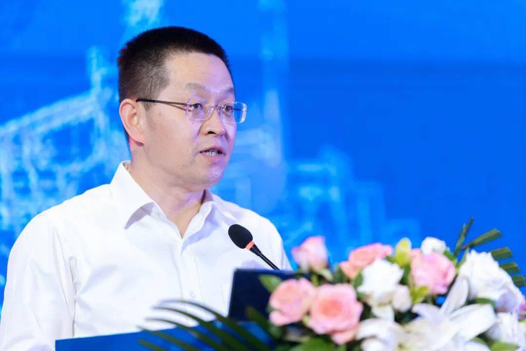 图为肖学文会议承办单位中冶赛迪董事长肖学文在致辞中说,绿色低碳