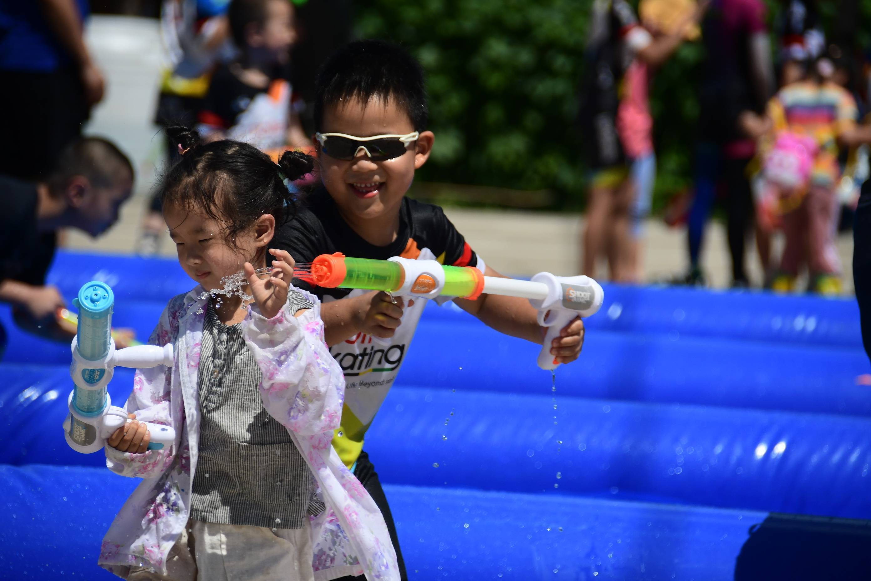 精彩活动水枪大战带盐后的畅快淋漓