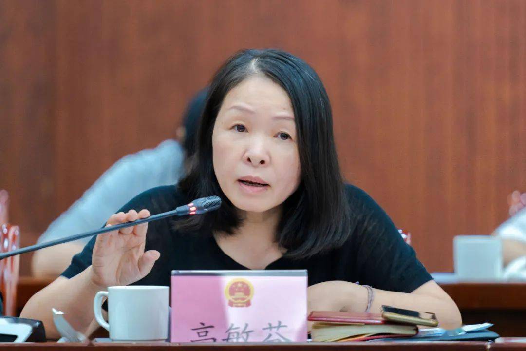 左右滑动查看更多蔡国平副主任主持会议今天下午,平湖市人大常委会