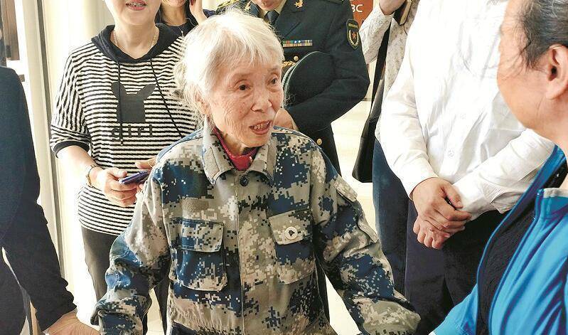 中国女空降兵马旭:捐款三百万,银行起疑报警,一年后再捐七百万_木兰县