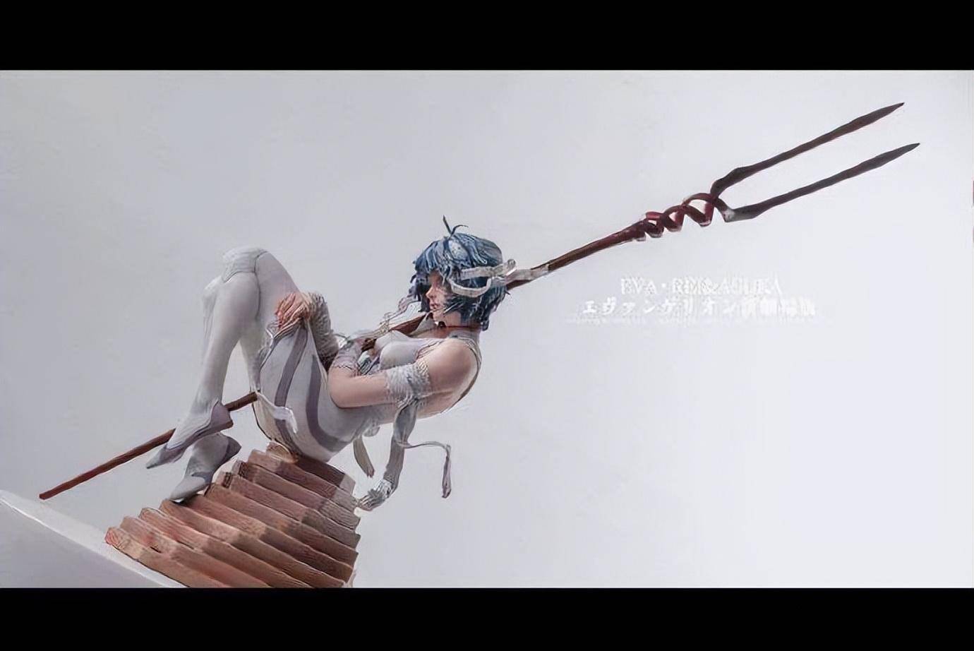 绫波丽也变成了欧美风格的面雕,为了体现动感,绫波丽身上缠绕的绷带