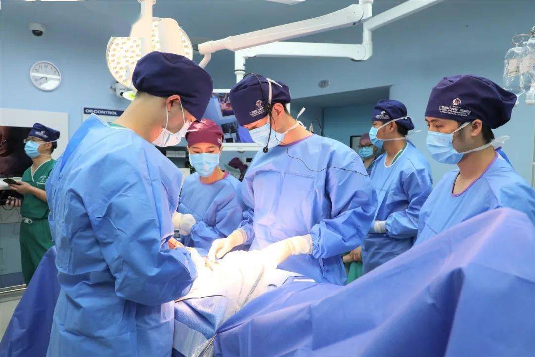 李伟副主任医师主刀一例单孔腹腔镜巨结肠根治术.