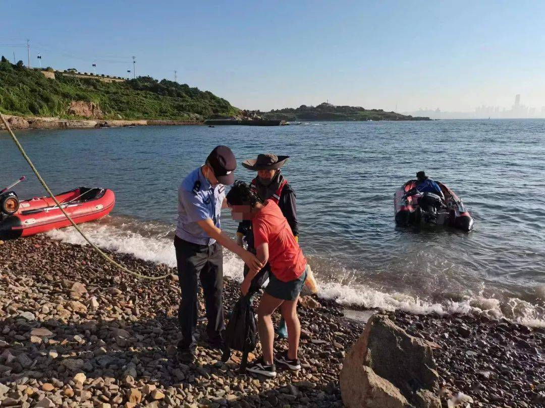 在离岸大约3海里的地方,发现一名女子趴在了一块泡沫板上,正在向他们