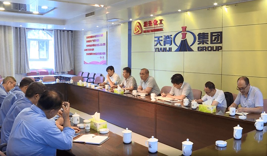在天脊集团,集团副总经理王大力听取了企业生产原材料
