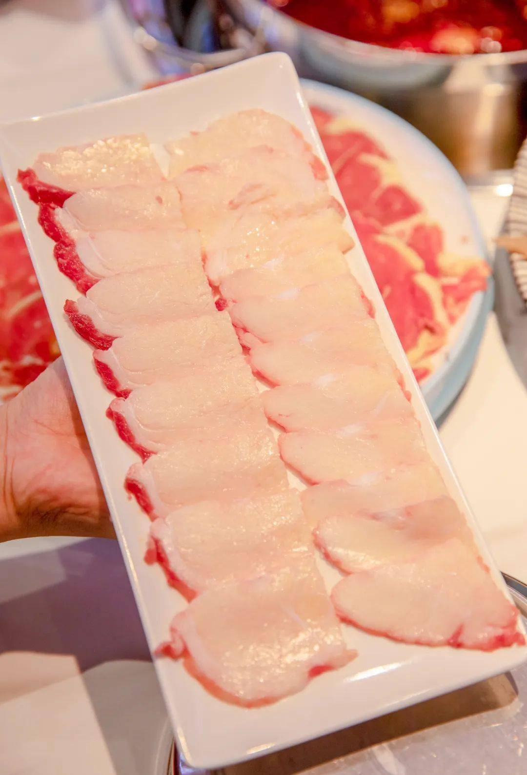 胸口捞,可以称为牛肉火锅中特殊的食材,会让吃过它的人大呼"真香".