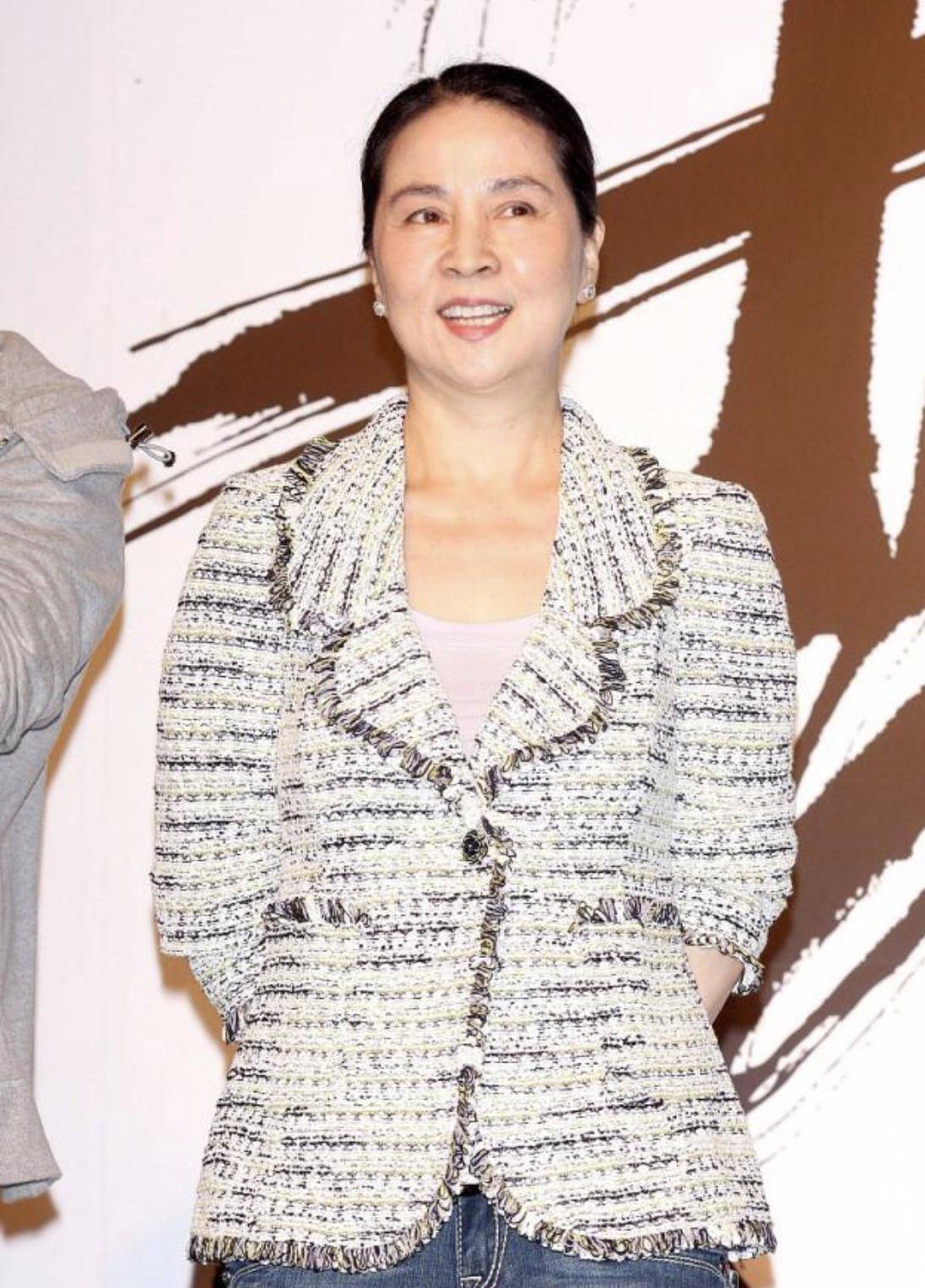 对于身材的包容性更好,扬长避短的效果也是极佳的,68岁林凤娇也是时髦