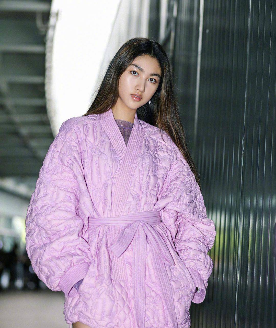 任达华女儿任晴佳正式出道,180大长腿高级脸,网友:这腿长的_妹妹_大赞