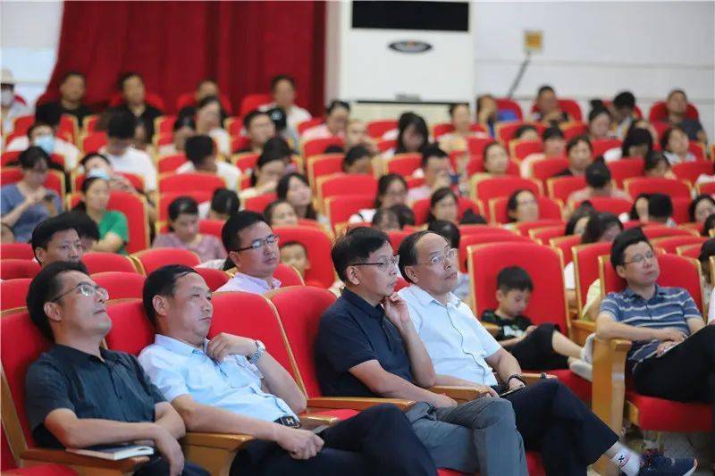 毛坦厂中学教育集团举行教师生涯成长和班主任工作经验交流报告会