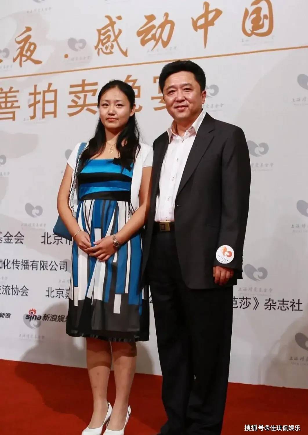 于谦罕见带老婆露面!
