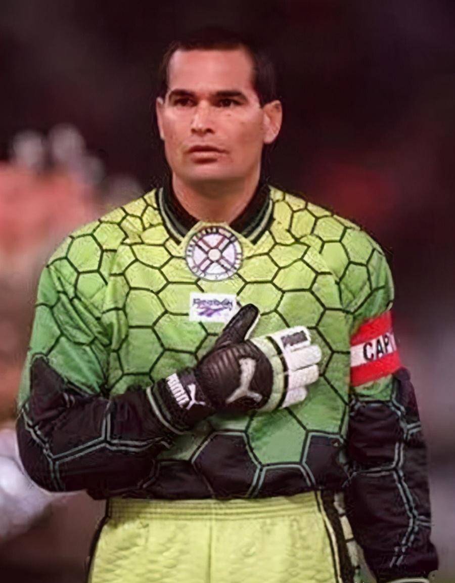 体重近200斤脾气火爆,曾冲卡洛斯脸吐痰_奇拉维特_巴拉圭_世界