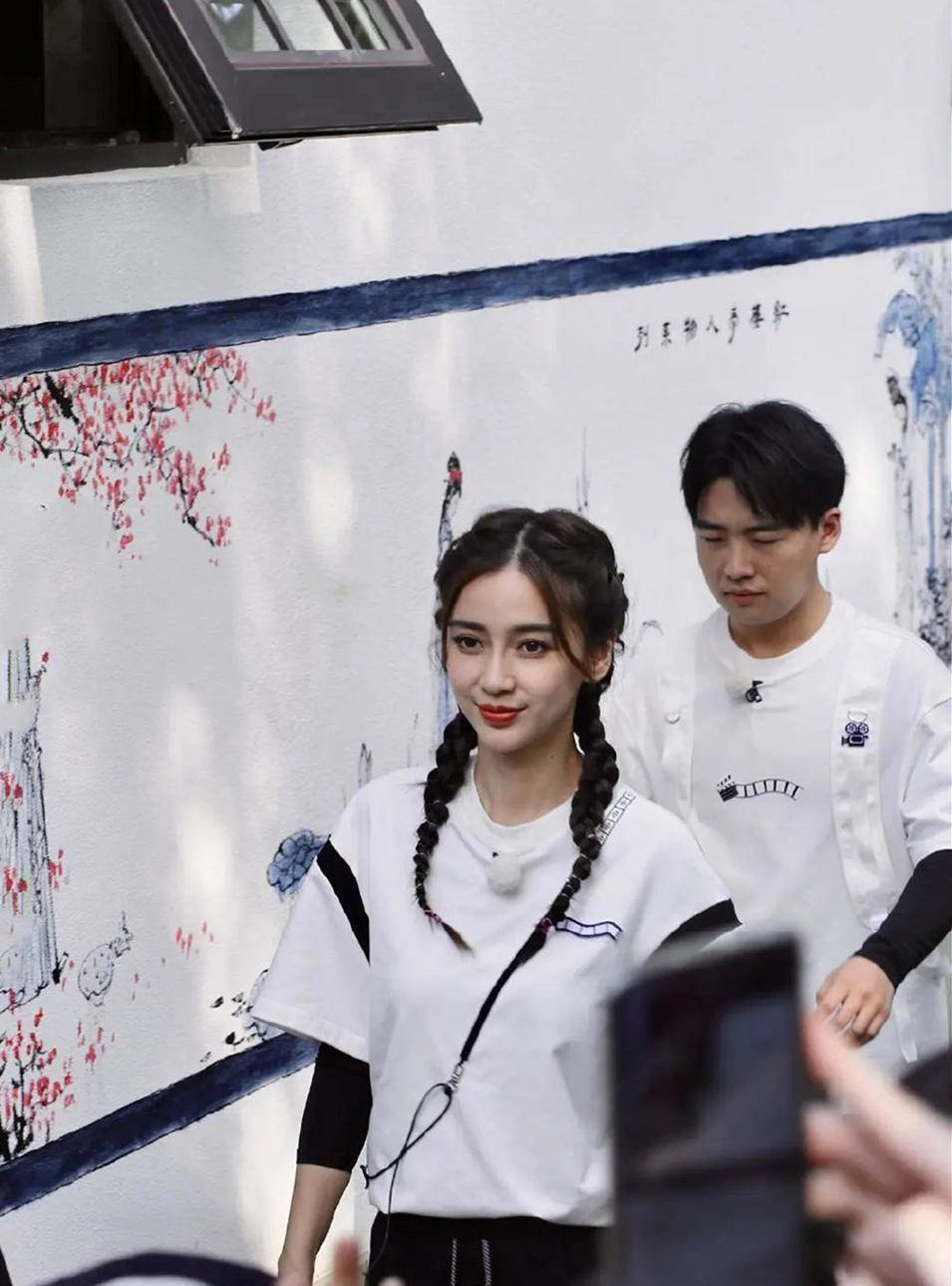 扎麻花辫穿校服显嫩,跟95后郭麒麟像同龄人_蔡徐坤_郑恺和_吴磊