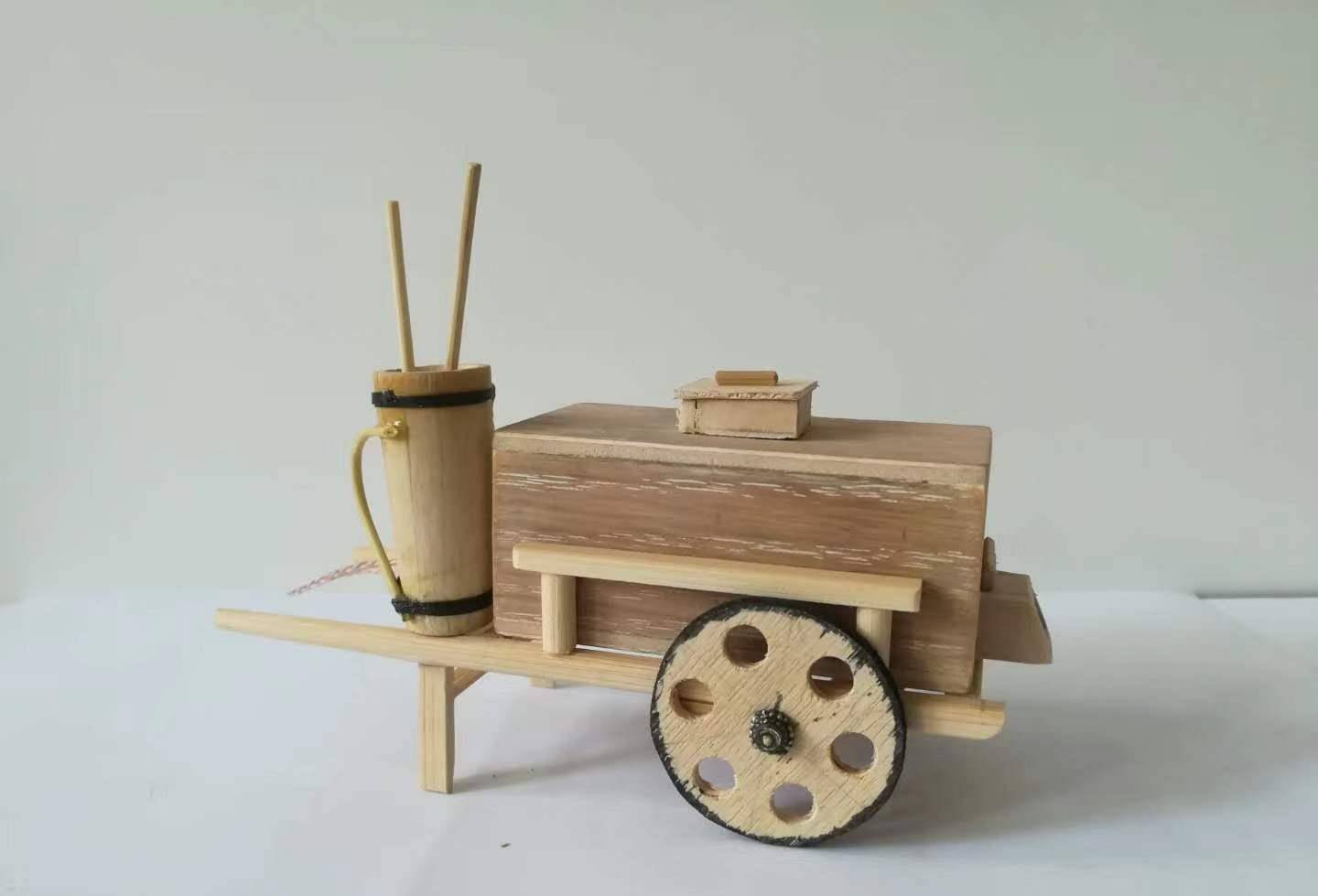 粪车排子车老爷子做的独轮水车,旁边的桶是圆的;而粪车旁边的桶是木头