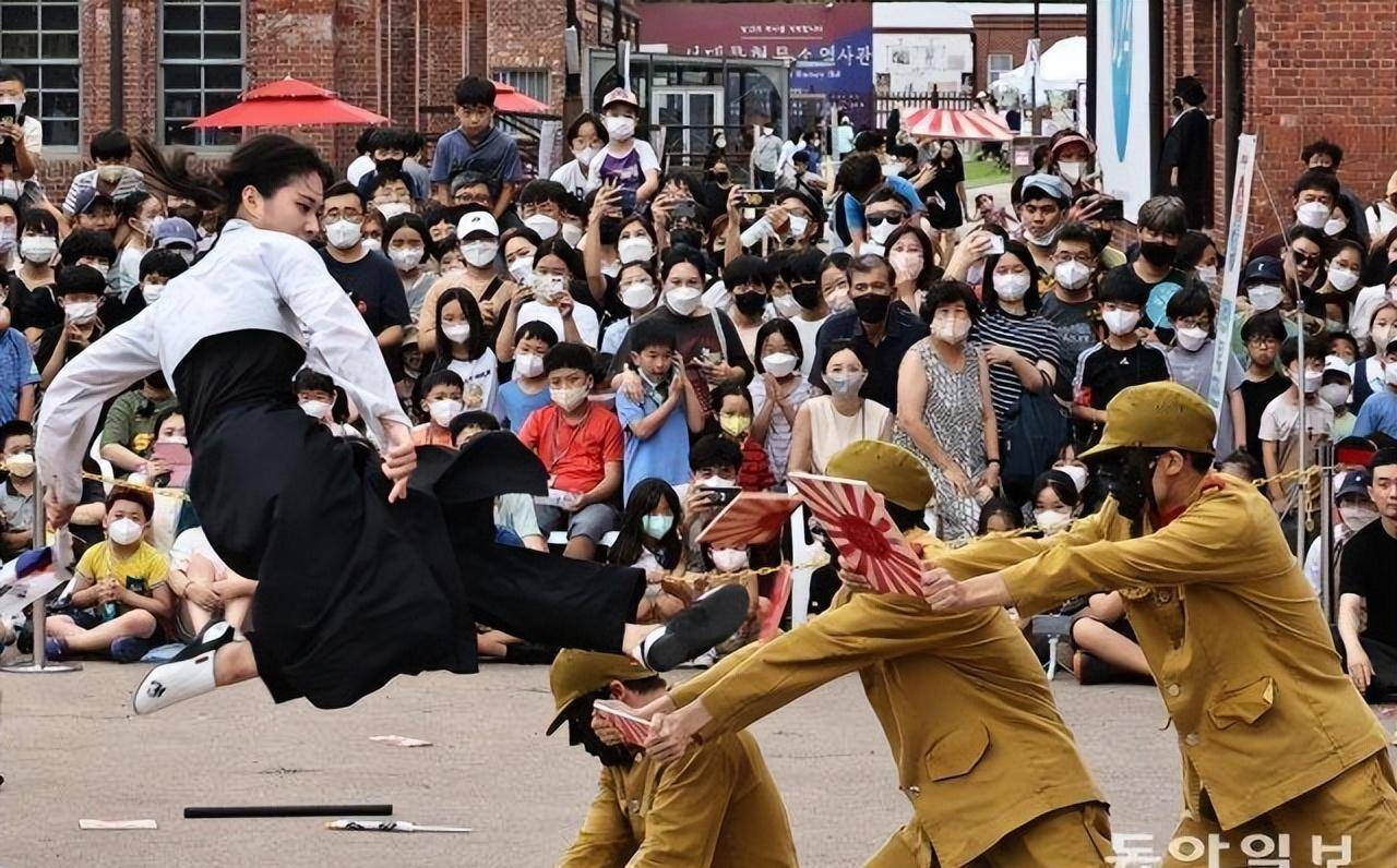 韩国民众当街表演"打鬼子"!这不比穿着和服当街招摇更痛快?