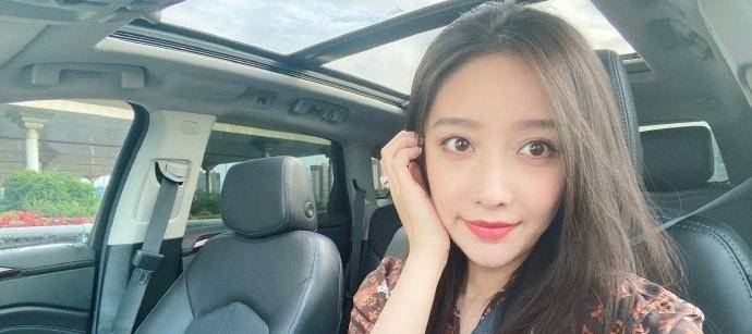 因为《非诚勿扰》的一个镜头,让她被观众熟知,最后竟逆袭出道!