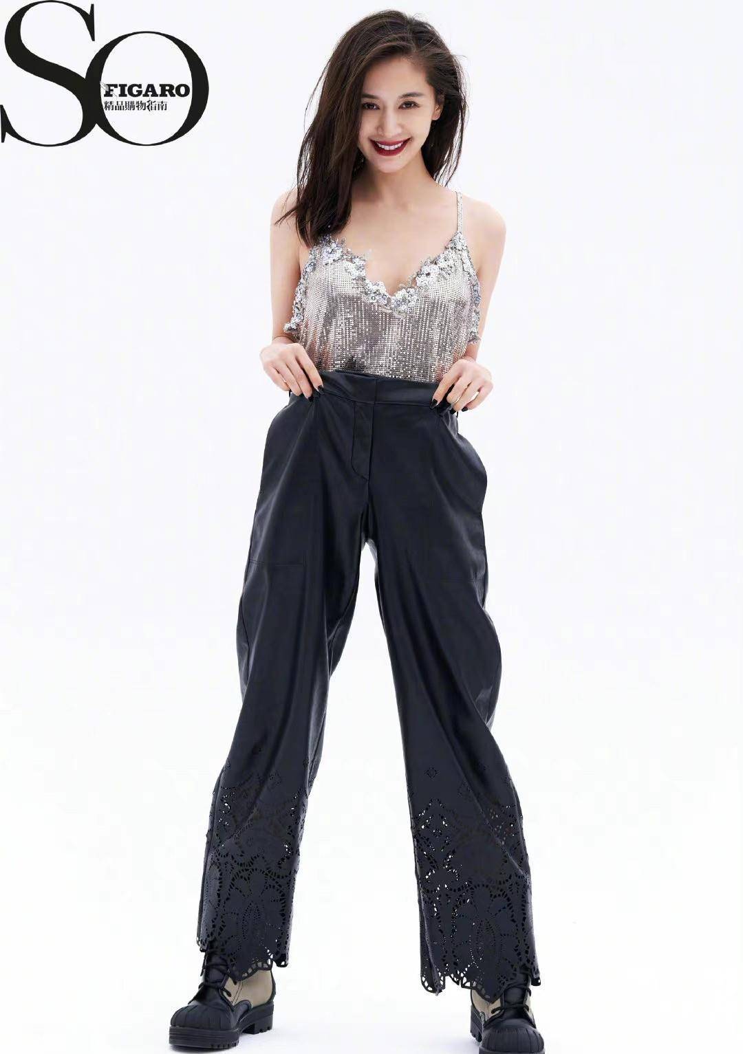 全身的风格有了不少的张扬感,银色的上衣搭配半身裙的闪片,王子文整身