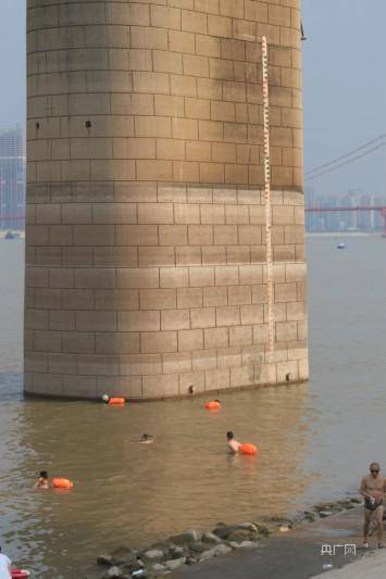 长江汉口站水位创历史同期最低，水下老建筑“重见天日”
