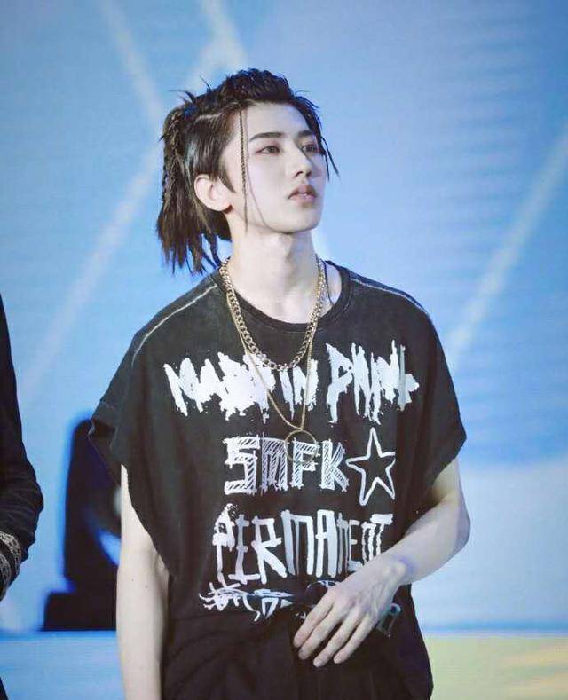 男明星扎脏辫帅气又时髦,张杰的狂野风超吸睛_气质_酷帅_马尾