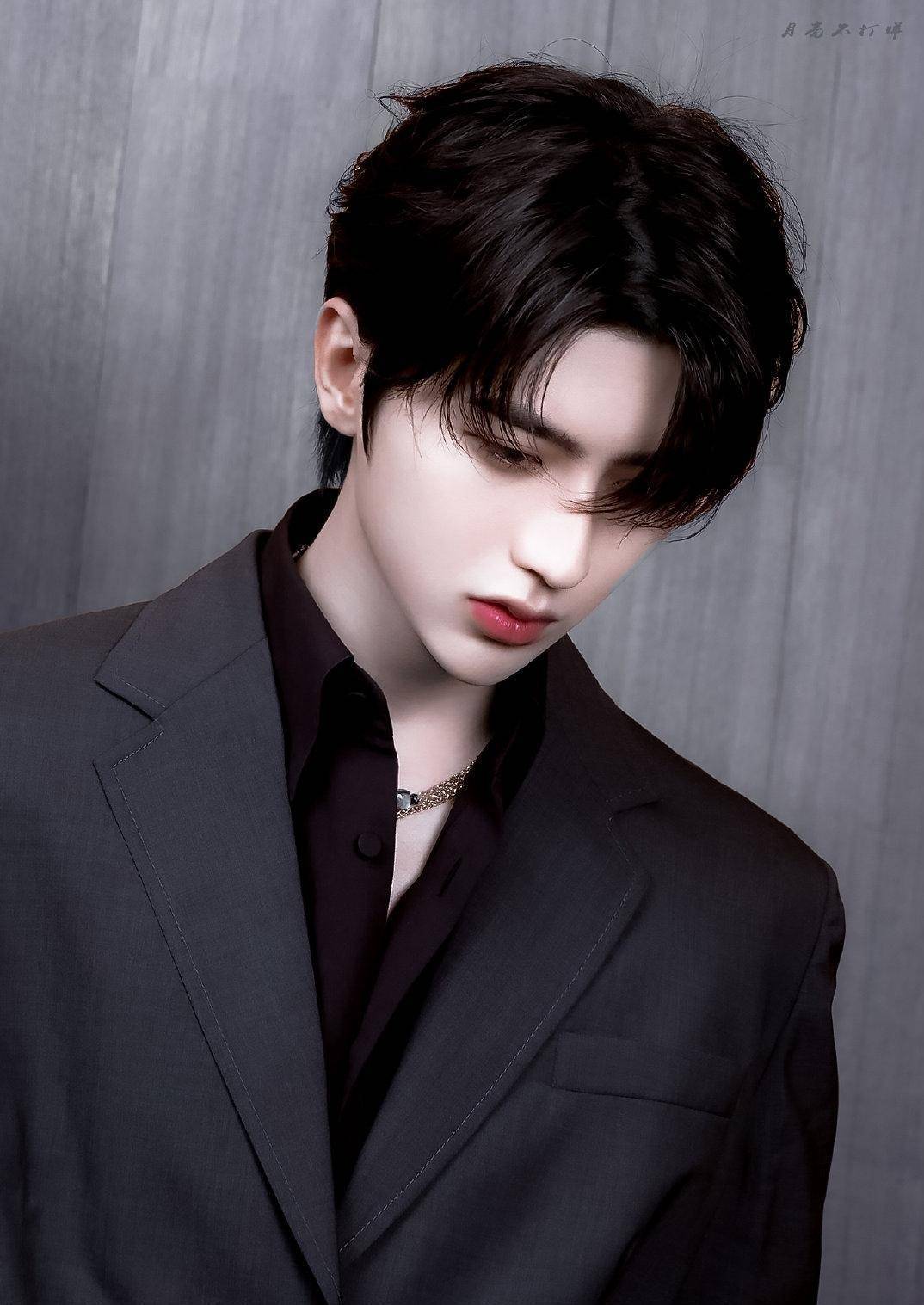 蔡徐坤参加活动烟灰色西装造型曝光,长得娘气?大金链子太惹眼.