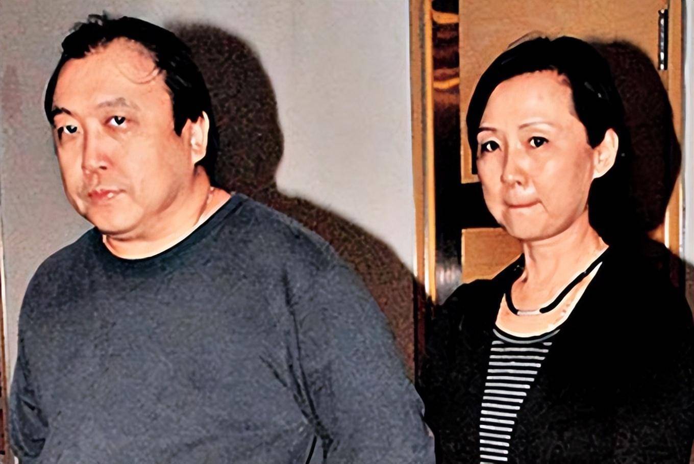 王晶67岁生日全家福曝光,被妻子挽着手臂太甜蜜,小女儿美貌出众_丁德