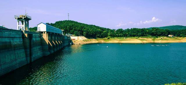 四川一风景区，占地13平方公里，分为5大区域，前身是一座水库