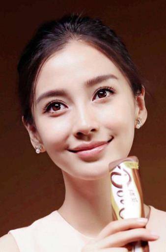杨颖也代言过德芙巧克力,杨颖是85小花中名气最大的女明星,从早期的