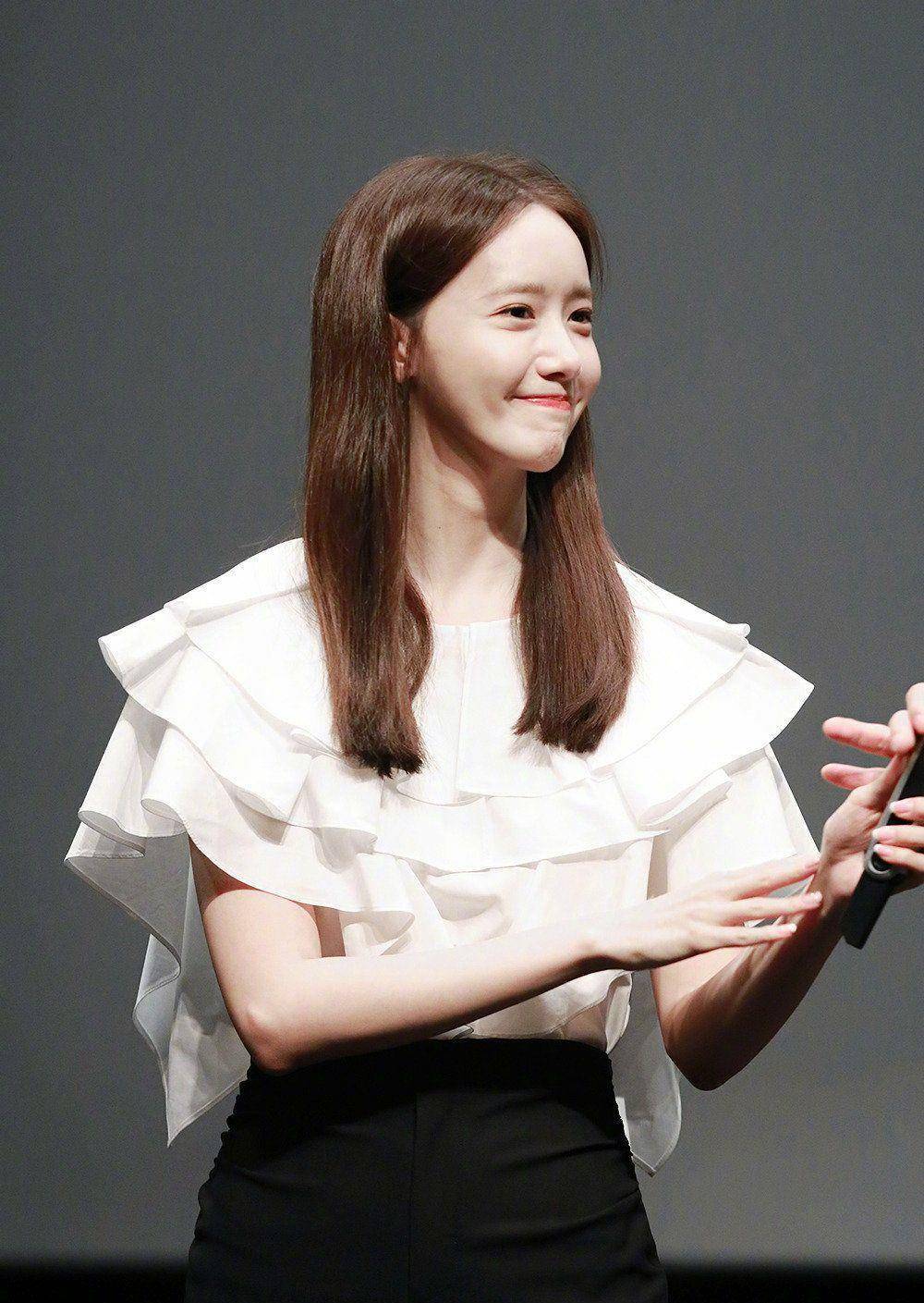 在舞台上的闪光灯聚焦下的林允儿,白皙的皮肤显得特别亮,一头棕色的