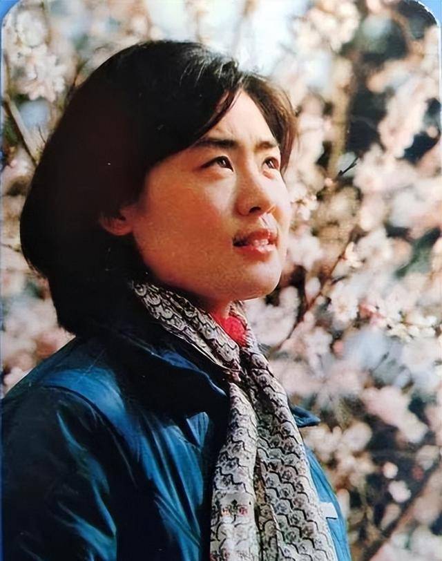 丛珊:随着《牧马人》的走红,嫁给法国男人离婚后,遇到了溺爱的老公