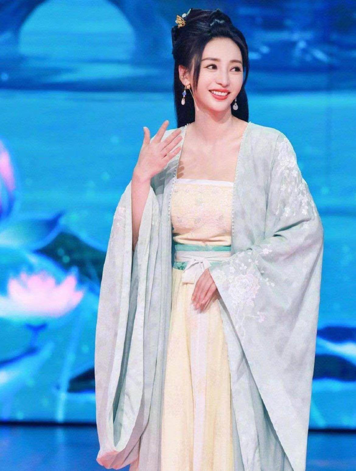 柳岩摆脱性感女人味,穿古装造型温婉典雅,身材气质还不错_女性_视觉