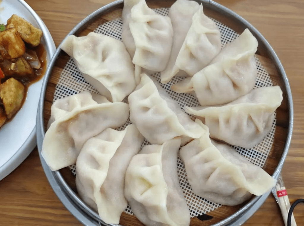 三個菜分別是溜肉段,幹拌豆腐絲,驢肉蒸餃,鄉間雜燴湯.