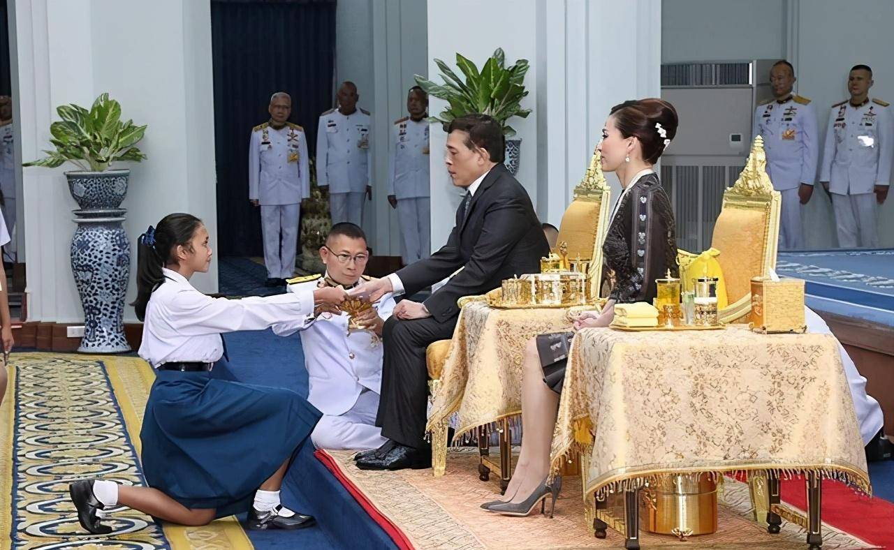 苏提达王后必须要考虑自己的地位,所以哪能像贵妃那样瞎折腾.