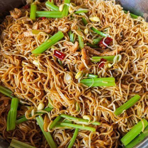 我给你做的是芹菜五花肉蒸面.