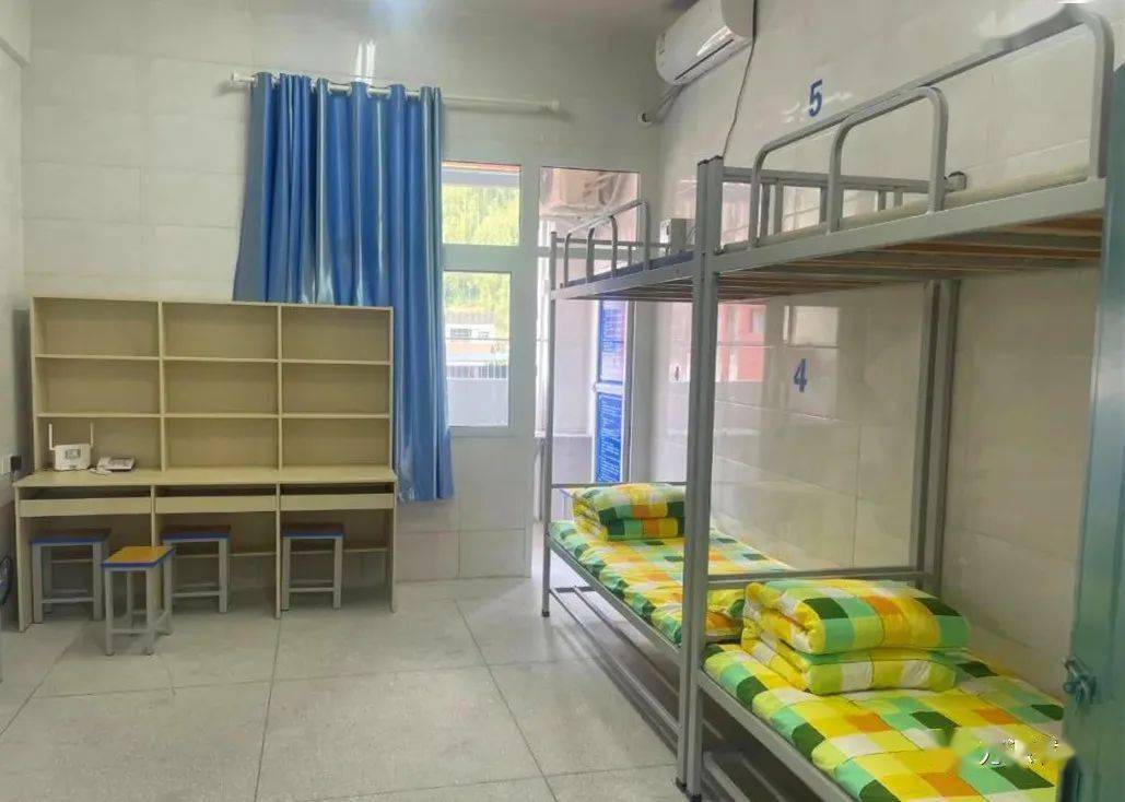 据悉,万源中学高2025届目前共招收新生1519人,全部为中考a等级以上