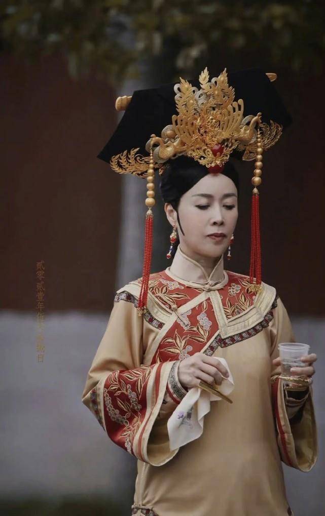 "歌坛大姐大"那英变娘娘,穿古装派头十足,网友:有皇后的气场_曾黎