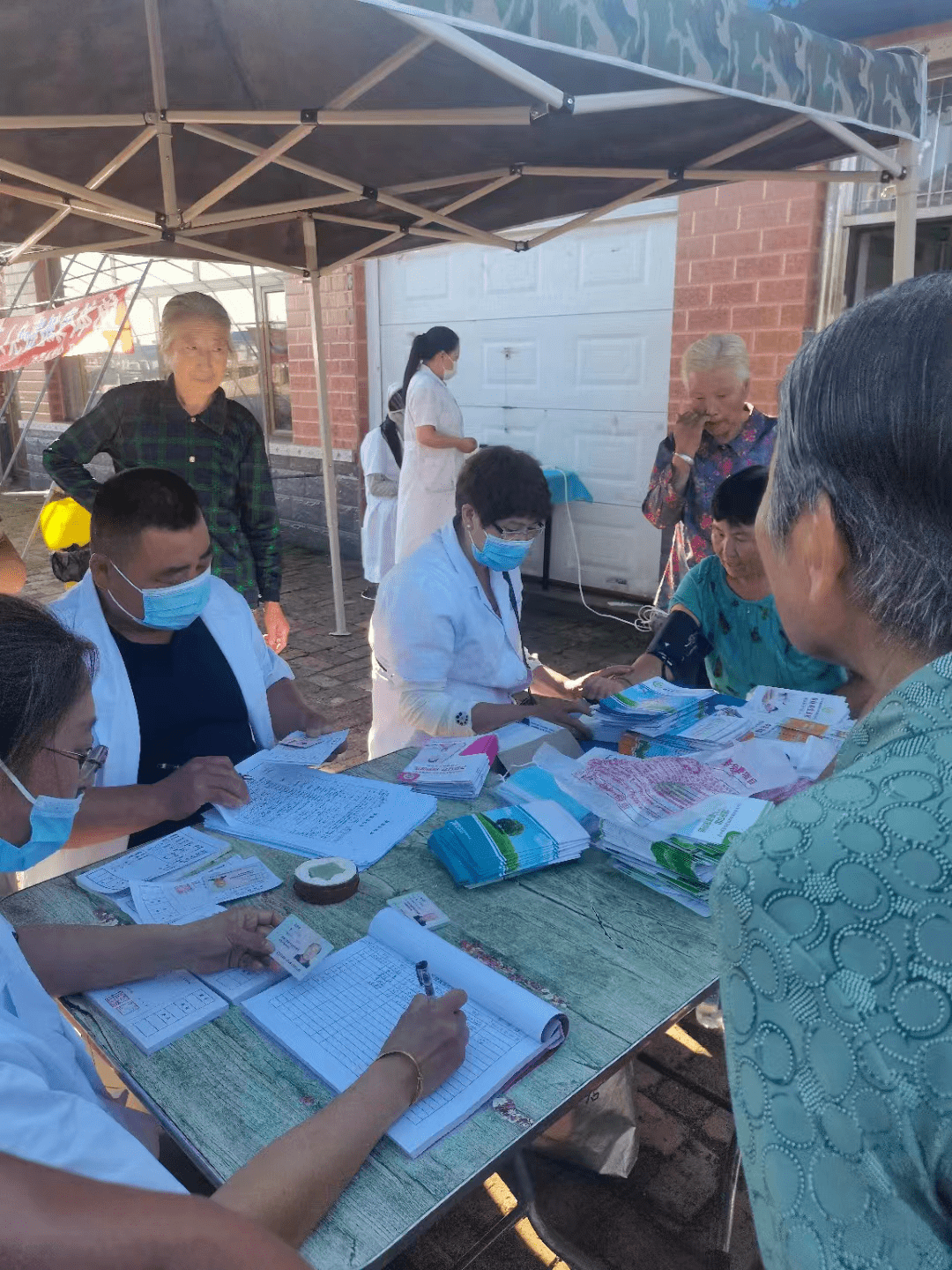 【我为群众办实事】不忘老年人,政策暖人心———青冈县兴华镇中心