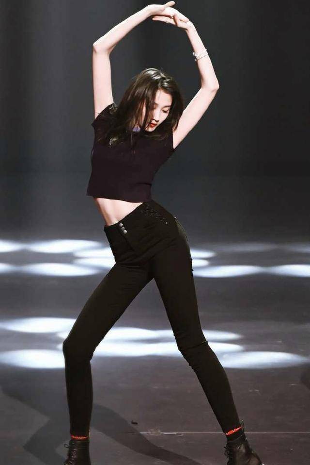 关晓彤简单晒出招牌大长腿,黑白风格帅气十足,迷人魅力尽显_显得_造型