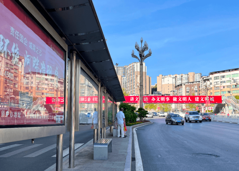 不再日晒雨淋,还有板凳儿坐,广安城北33处公交站台升级改造完成!