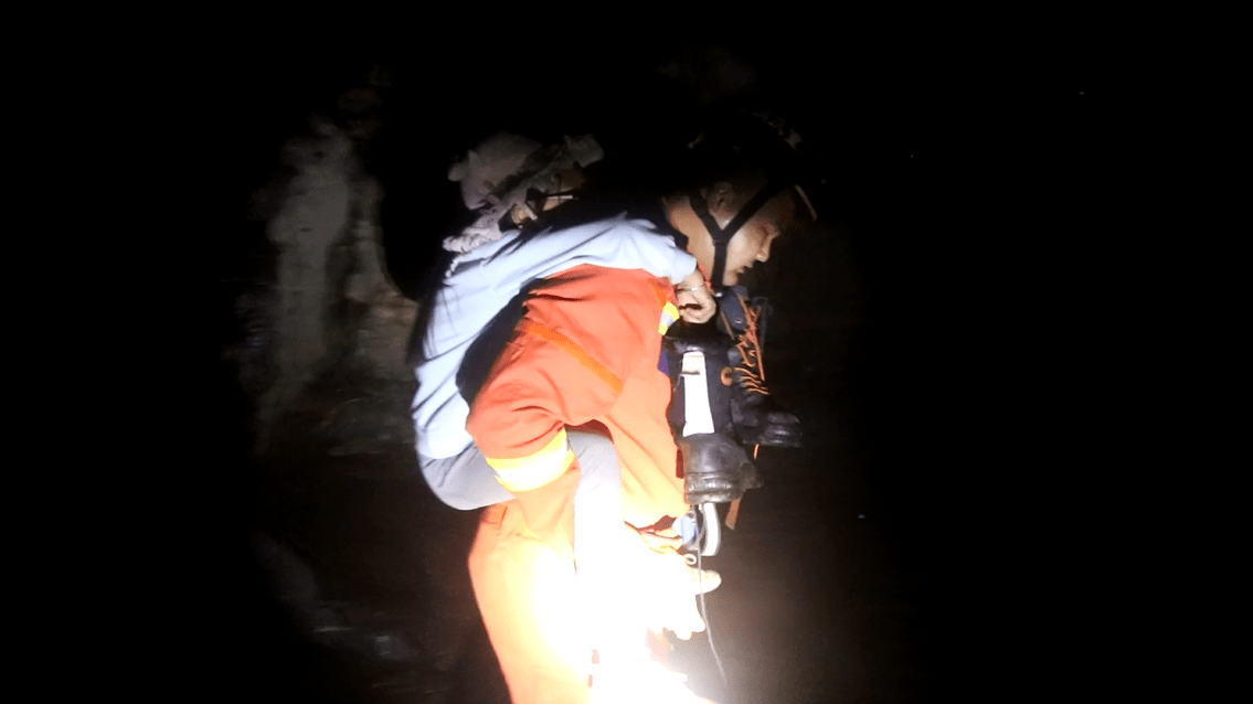 重庆武隆：一家老小私自进溶洞致9人被困，消防彻夜救援