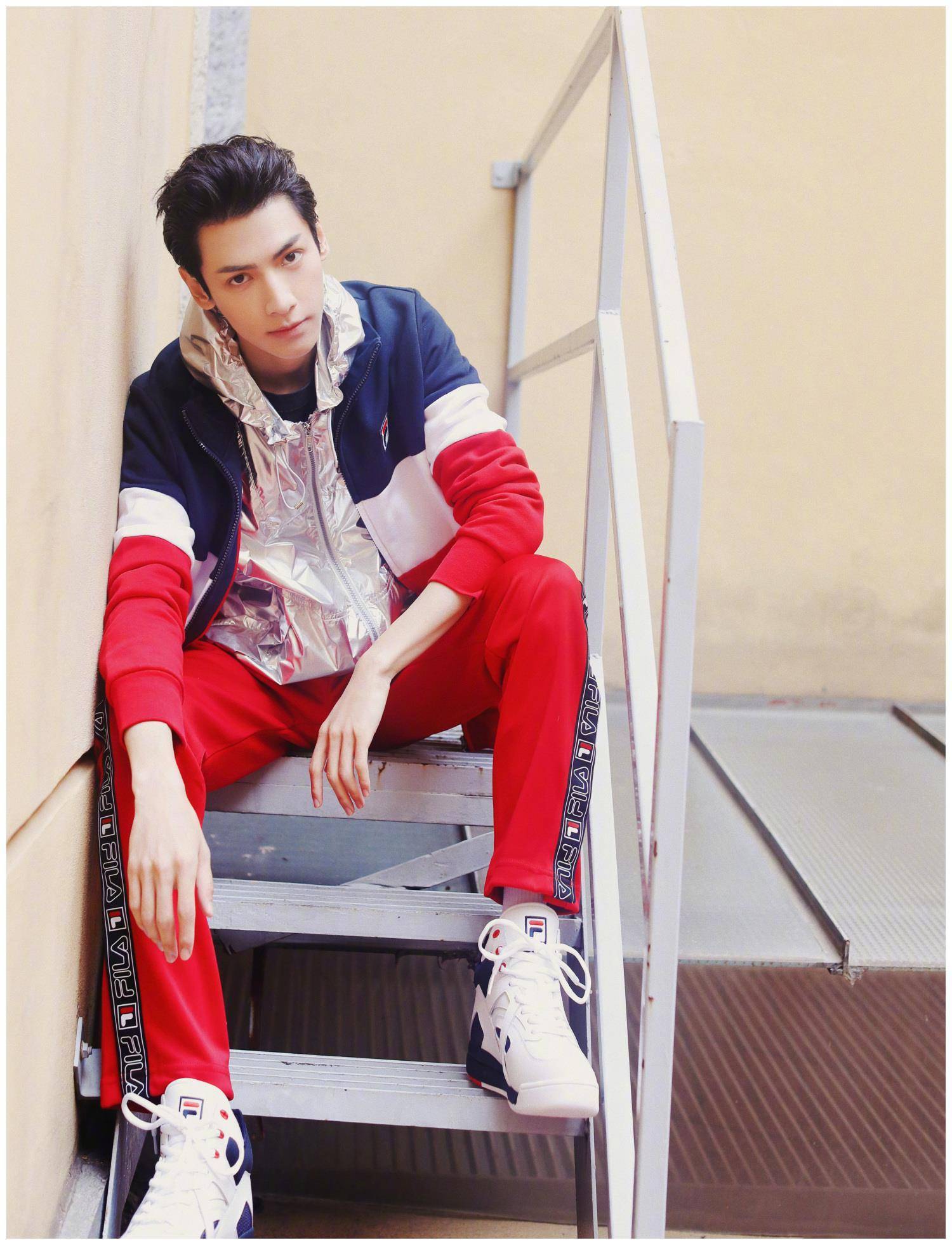 31岁罗云熙现身时装周,运动装配大背头,温柔少年秒变霸道总裁!