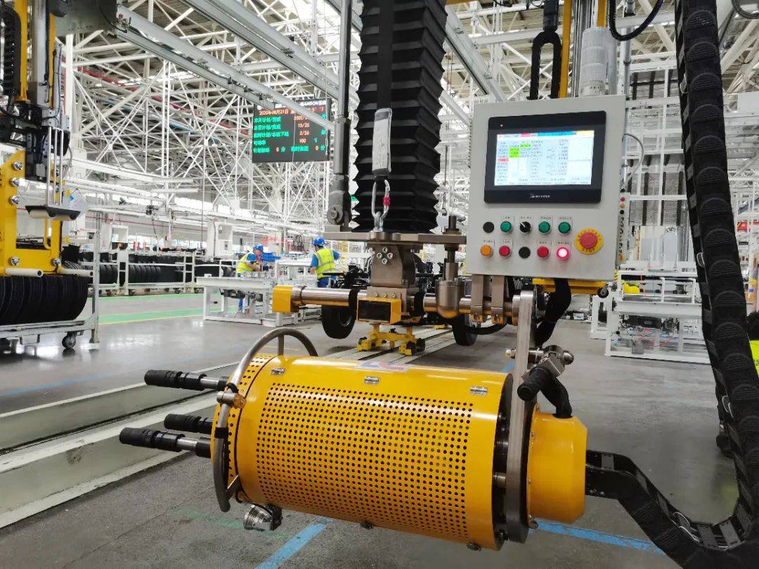 采用轮胎螺母三轴智能联网定扭拧紧机,并增加自动返回装置,拧紧机操作