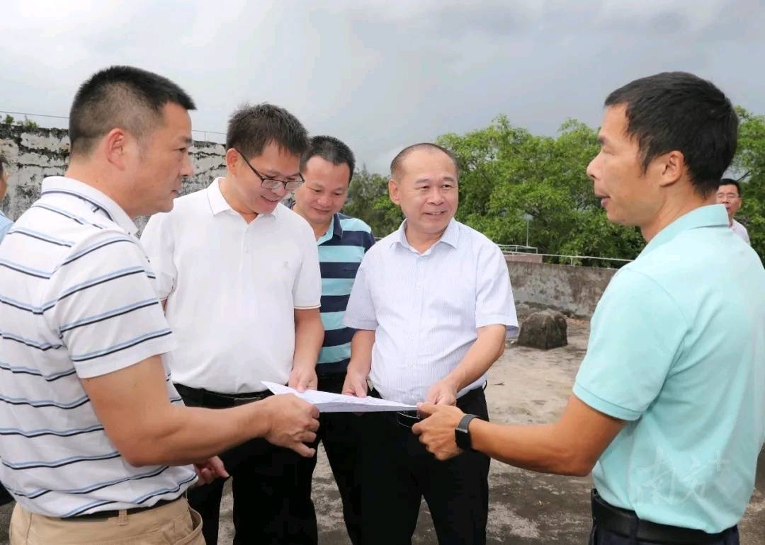 梁尚平一行先后来到东城镇石仑小学,北惯镇北惯中学,合山镇合山中学